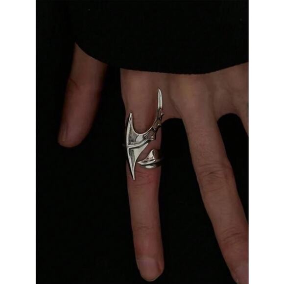 Futuristic Silver Spike Ring | Adjustable Punk Gothic Armor Claw Jewelry - Picture 5 of 7